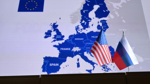 Флаги России и США на фоне карты Евросоюза - Sputnik Таджикистан