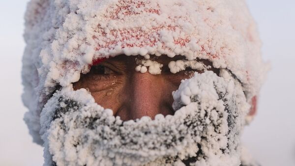 Участник Международного самого холодного в мире марафона в Якутии  - Sputnik Тоҷикистон
