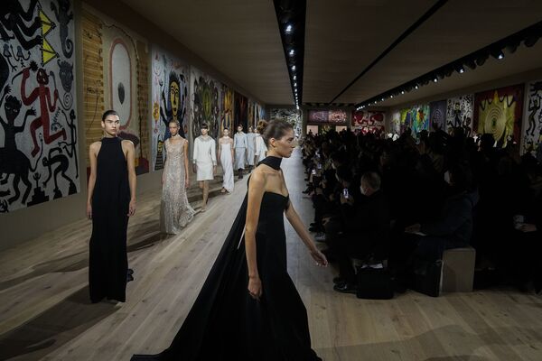 Главная идея коллекции - обратить внимание на ателье Dior, расположенные по всему миру. - Sputnik Таджикистан