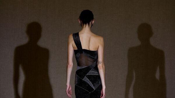 Модель во время модного показа дома Dior Haute Couture Spring-Summer 2022 на Неделе моды в Париже  - Sputnik Таджикистан