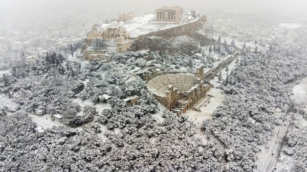 Храм Парфенон на вершине Акрополя во время сильного снегопада в Афинах - Sputnik Таджикистан