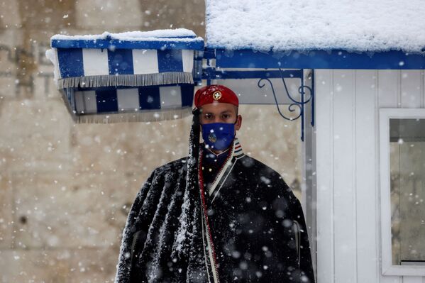 Солдат президентской гвардии Греции у Могилы Неизвестного Солдата в Афинах. - Sputnik Таджикистан