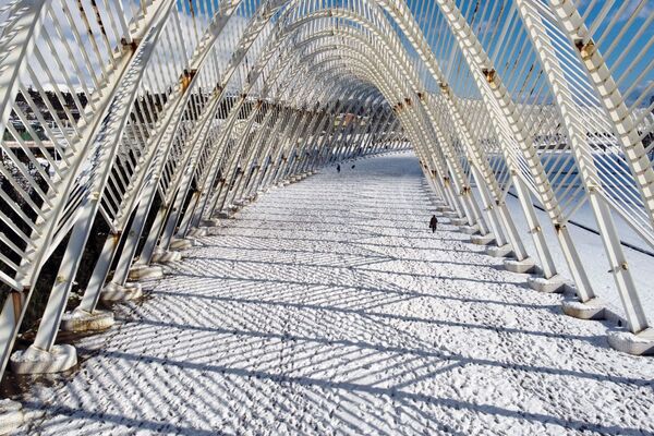 Жители прогуливаются в Олимпийском спортивном комплексе после сильного снегопада. - Sputnik Таджикистан