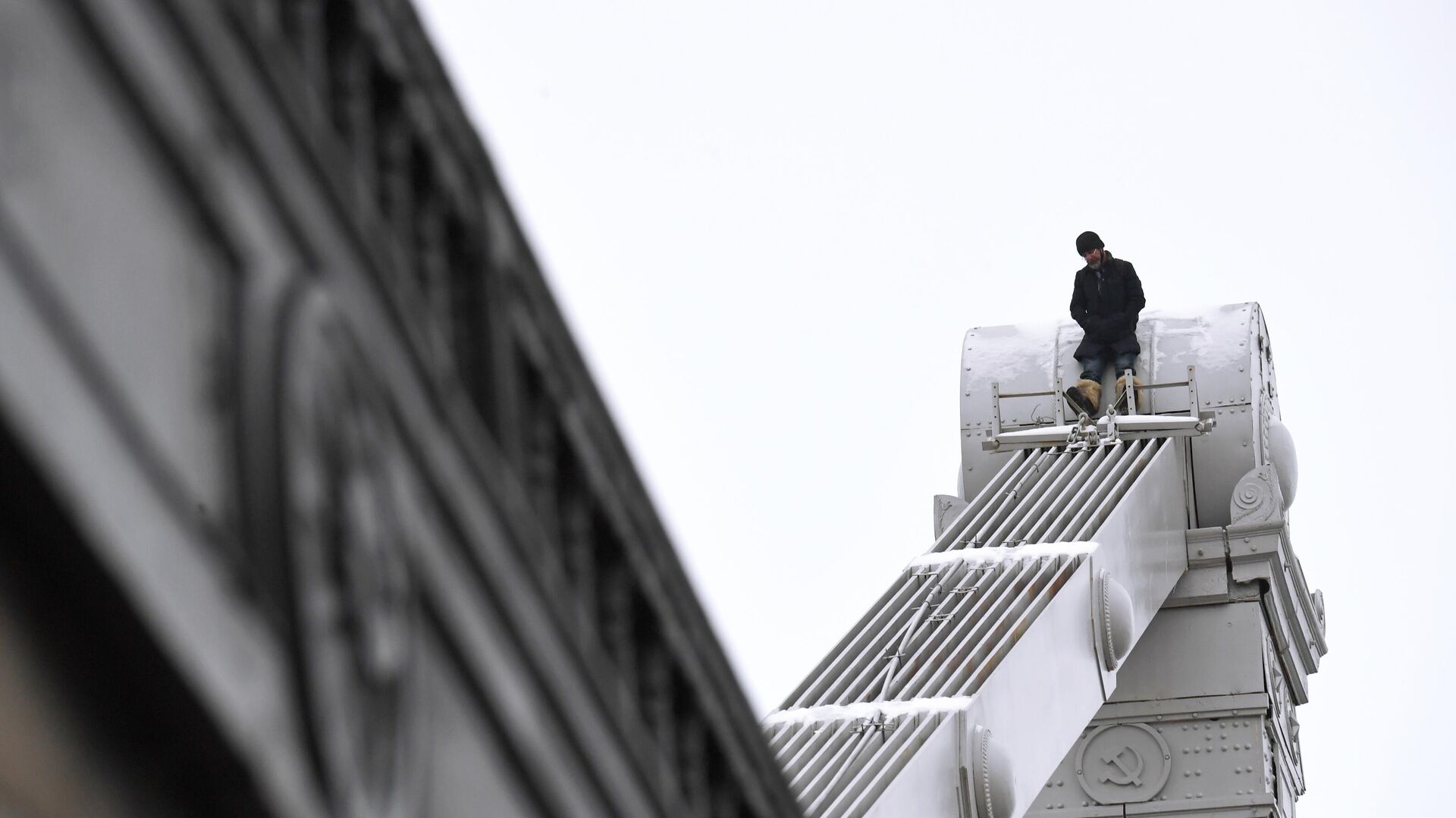 Мужчина залез на конструкцию Крымского моста в Москве - Sputnik Таджикистан, 1920, 26.01.2022
