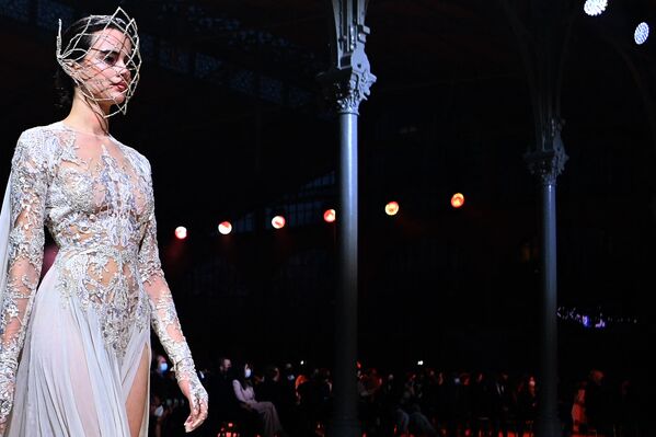 Модель демонстрирует белоснежное платье дизайнера Эли Сааба в Париже. - Sputnik Таджикистан