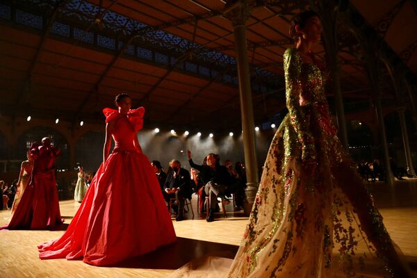 Модели в красочных вечерних одеяниях на подиуме в рамках Парижской недели моды. - Sputnik Таджикистан