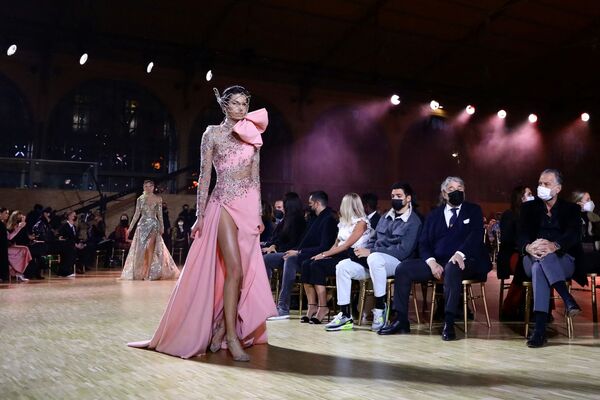 Модели на подиуме во время Парижской недели моды проходят мимо приглашенных гостей. - Sputnik Таджикистан