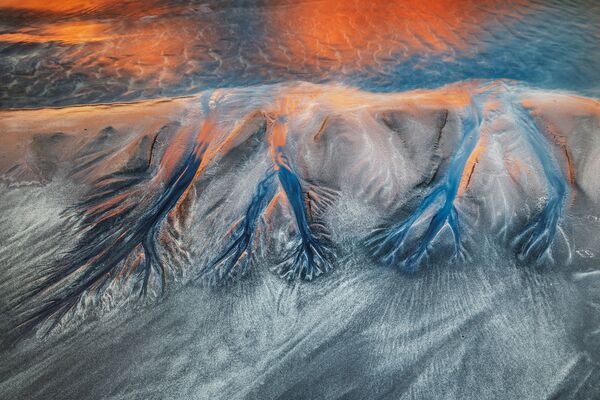 Невероятная цветовая палитра в абстрактных узорах на песке - Гебридские острова, Шотландия. - Sputnik Таджикистан