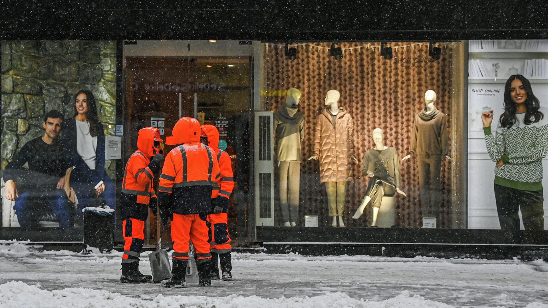 Сотрудники коммунальной службы на одной из улиц во время снегопада.  - Sputnik Таджикистан, 1920, 01.02.2022