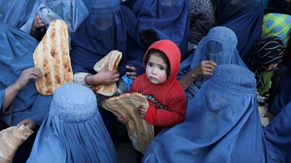 Ребенок с хлебом в Кабуле  - Sputnik Тоҷикистон