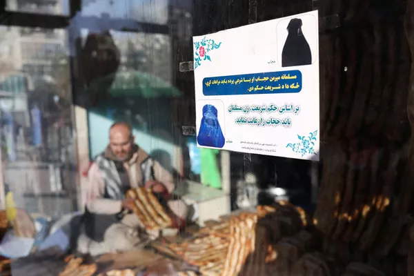 Изҳороти толибон дар рӯи шишаи нонпазӣ, ки мегӯяд, ки "зани мусалмон бояд тибқи шариати исломӣ пӯшидани ҳиҷобро риоя кунад". Изҳороти толибон дар рӯи шишаи нонпазӣ, ки мегӯяд, ки "зани мусалмон бояд тибқи шариати исломӣ пӯшидани ҳиҷобро риоя кунад". - Sputnik Тоҷикистон