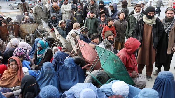 Люди напротив пекарни в ожидании раздачи хлеба в Кабуле  - Sputnik Тоҷикистон