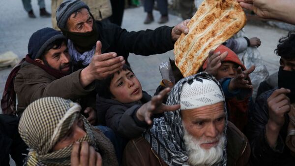 Люди получают хлеб в Кабуле  - Sputnik Тоҷикистон