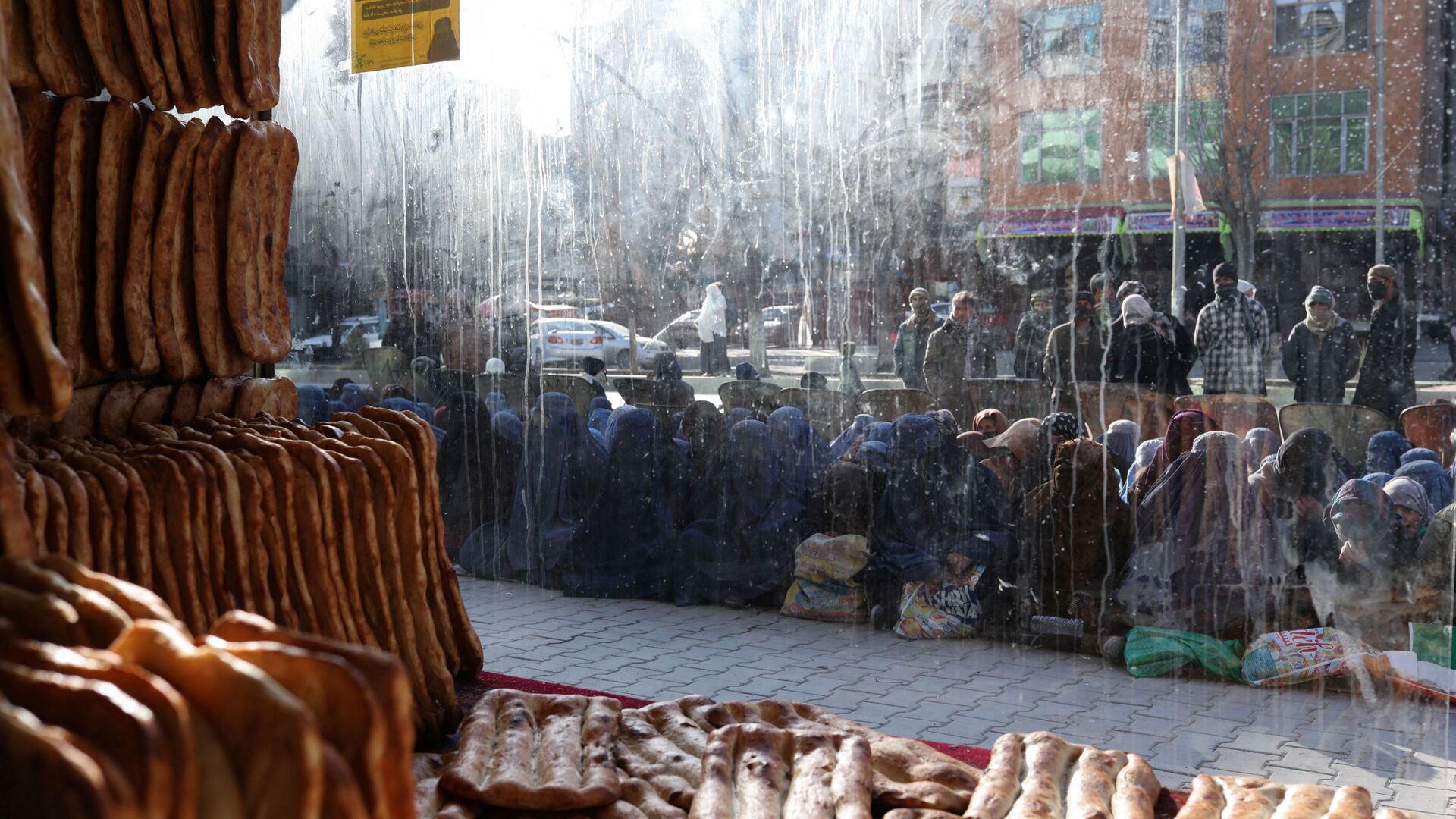Люди напротив пекарни в ожидании раздачи хлеба в Кабуле  - Sputnik Таджикистан, 1920, 14.04.2022