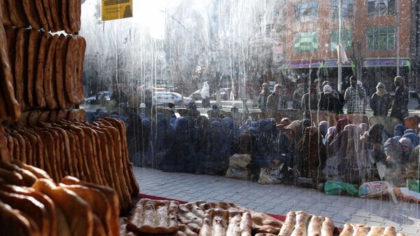 Люди напротив пекарни в ожидании раздачи хлеба в Кабуле  - Sputnik Таджикистан