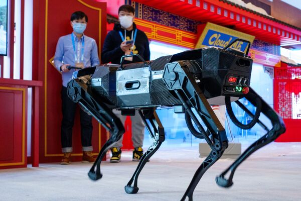 Робот-собака на территории пресс-центра зимних Олимпийских игр - 2022. - Sputnik Таджикистан