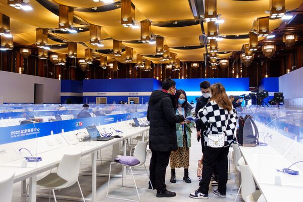 Журналисты в пресс-центре зимних Олимпийских игр - 2022 в Пекине. - Sputnik Таджикистан