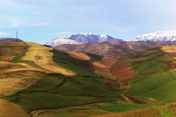Являясь высшей точкой Душанбе, парк Победы позволяет рассмотреть окружающие горные массивы.  - Sputnik Таджикистан