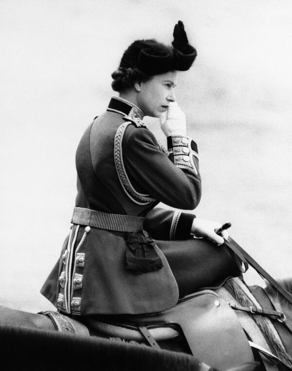 Королева Елизавета II верхом на своей лошади Империале наблюдает за парадом конной гвардии в Лондоне 10 июня 1961 года, отмечая свое официальное 35-летие. - Sputnik Таджикистан