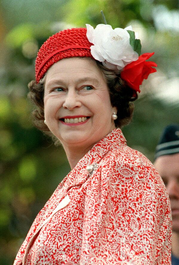 Королева в саду Дома правительства в Перте в Шотландии 21 апреля 1988 года. Тысячи людей пришли поздравить ее с 62-летием. - Sputnik Таджикистан
