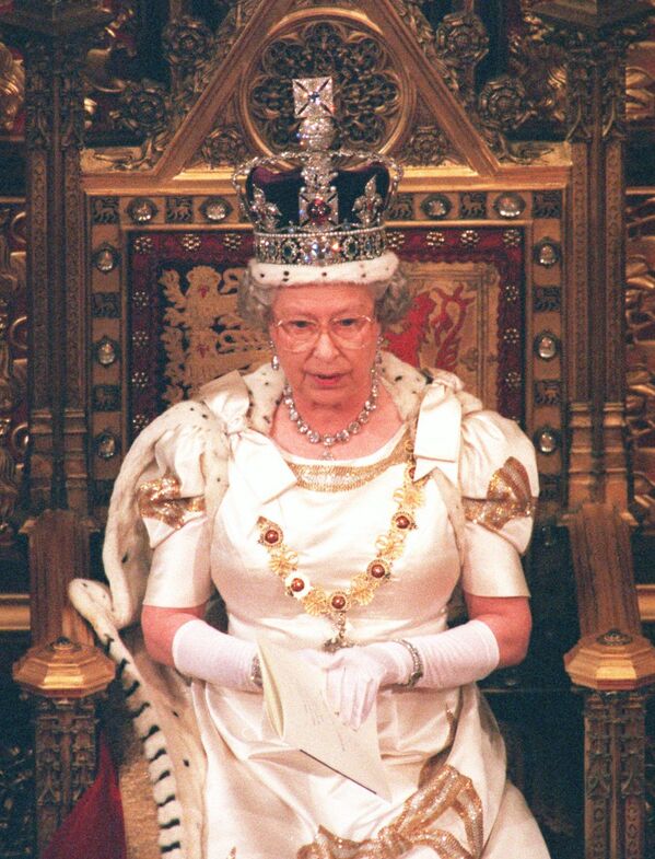 Королева Великобритании Елизавета II выступает перед Палатой лордов в Лондоне 23 октября 1996 года.  - Sputnik Таджикистан