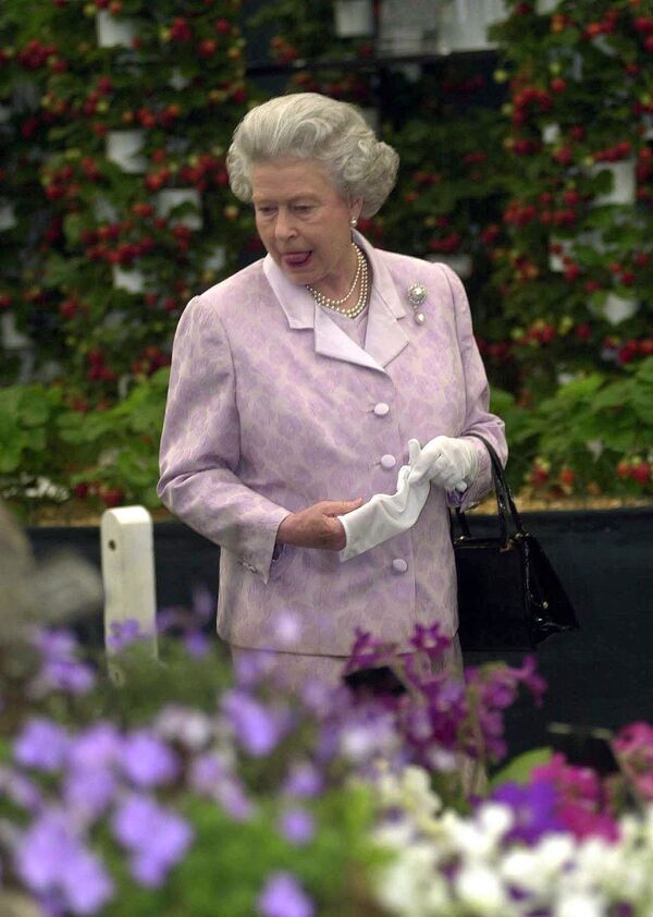 Королева Великобритании  во время посещения выставки цветов в Челси в Лондоне, 22 мая 2000 года. - Sputnik Таджикистан