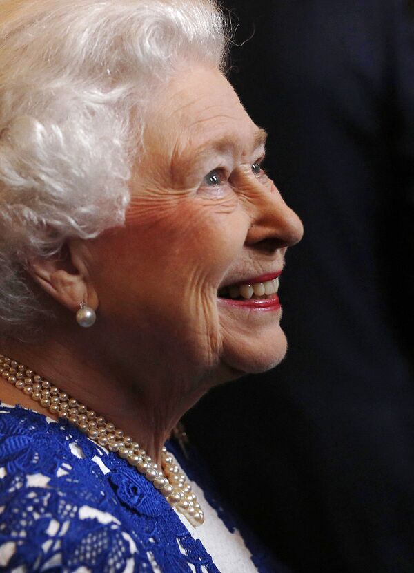 Королева на приеме в стиле Северной Ирландии, организованном в рамках государственного визита президента Ирландии в Великобританию в Виндзорском замке 10 апреля 2014 года. - Sputnik Таджикистан