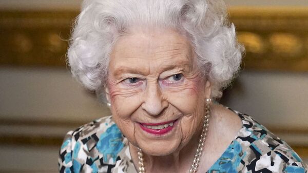 Королева Великобритании Елизавета II в Букингемском дворце в Лондоне, 2021 год - Sputnik Таджикистан