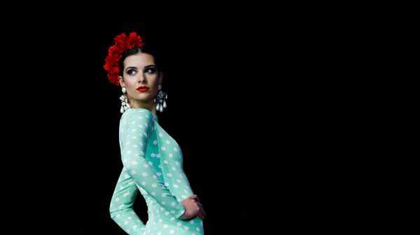 Модель во время Международного показа мод фламенко SIMOF в Севилье, Испания - Sputnik Таджикистан