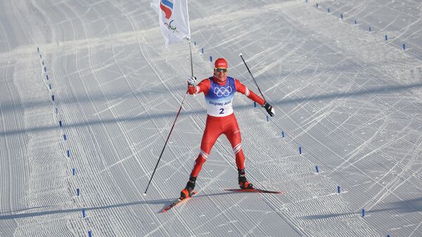 Александр Большунов-российский лыжник, занявший первое место на Олимпиаде 2022 в Пекине  - Sputnik Таджикистан
