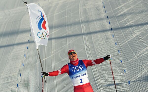 Александр Большунов на финише забега 2x15 км скиатлона во время соревнований по лыжным гонкам среди мужчин. - Sputnik Таджикистан