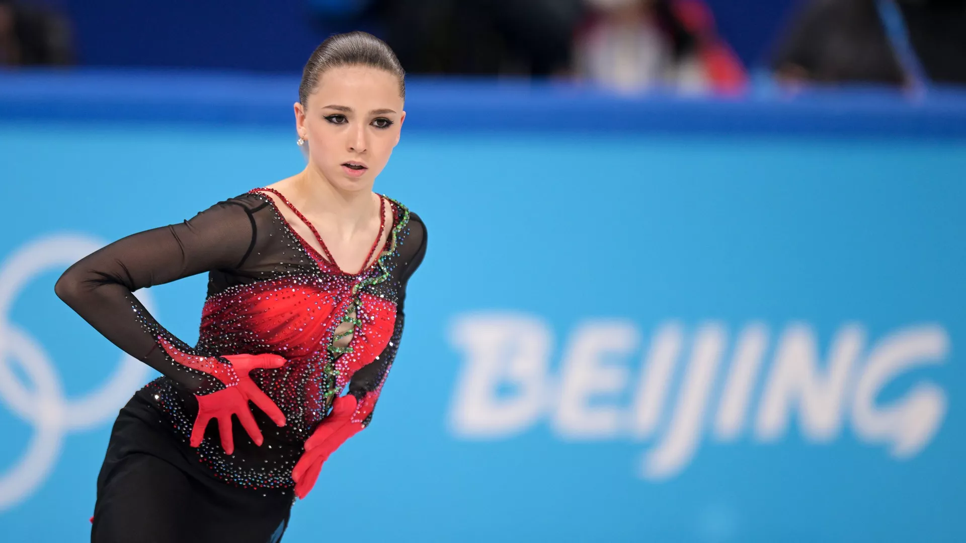 Российская спортсменка Камила Валиева выступает на командных соревнованиях по фигурному катанию на зимних Олимпийских играх в Пекине