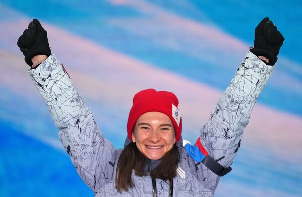 Наталья Непряева, завоевавшая серебряную медаль в забеге на дистанции 2x7,5 км скиатлона, на церемонии награждения. - Sputnik Таджикистан