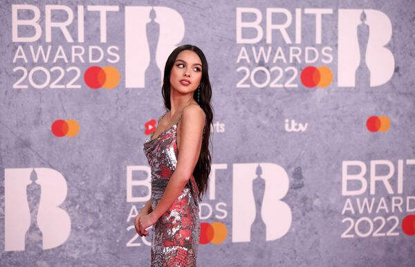 Оливия Родриго позирует на церемонии вручения премии Brit Awards. - Sputnik Таджикистан