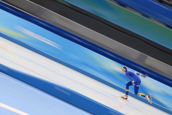 Шведский конькобежец олимпийский чемпион 2022 года Нильс ван дер Пул на дистанции 5000 метров. - Sputnik Таджикистан