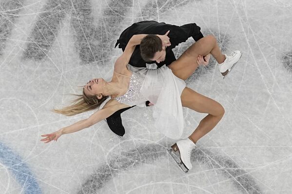 Российские фигуристы Виктория Синицина и Никита Кацалапов выступают с танцевальной программой в командном зачете на зимних Олимпийских играх - 2022. - Sputnik Таджикистан