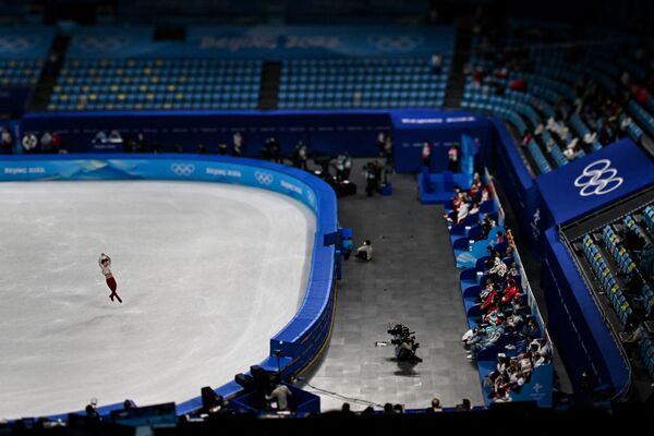 Россиянин Марк Кондратюк выступает с произвольной программой в командном зачете на крытом стадионе в Пекине. - Sputnik Таджикистан