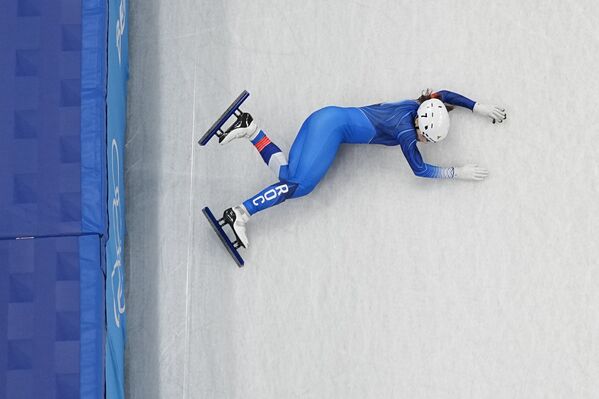 Софья Просвирнова в забеге на 1000 метров среди женщин во время соревнований по шорт-треку на зимних Олимпийских играх - 2022. - Sputnik Таджикистан