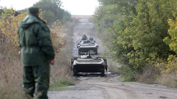 Военные покидают свои позиции во время отхода в селе Петровское, архивное фото - Sputnik Тоҷикистон