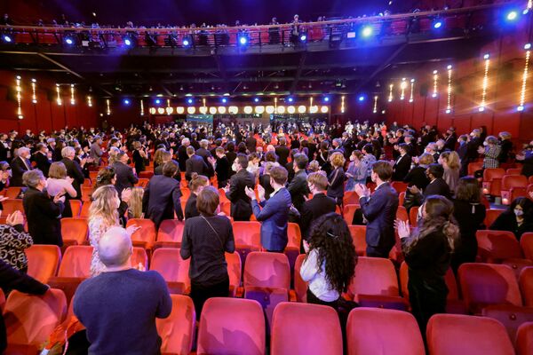 Открылся Берлинале 2022 мировой премьерой фильма Франсуа Озона &quot;Петер фон Кант&quot; - первого из 18 фильмов, претендующих в этом году на главную награду фестиваля. - Sputnik Таджикистан