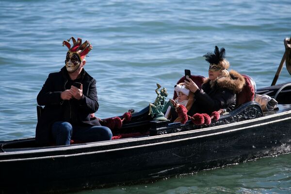 Карнавал открывается &quot;Праздником венецианцев&quot; - парадом вдоль канала Каннареджо. - Sputnik Таджикистан