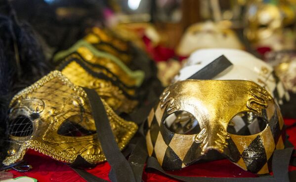 Основные атрибуты карнавала - костюмы и маски - достались ему в наследство от древнеримских Сатурналий. - Sputnik Таджикистан