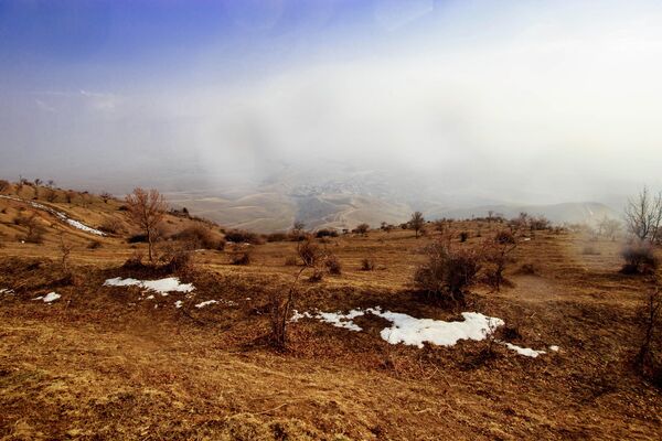 Живописные рельефы, открывающиеся с близлежащих горных массивов. - Sputnik Таджикистан