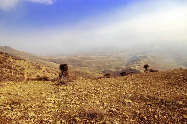 Вид на Гиссарскую долину со стороны местных гористых массивов. - Sputnik Таджикистан