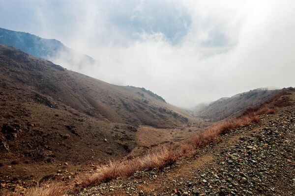 Низкий туман в горах неподалеку от Шахринава. - Sputnik Таджикистан