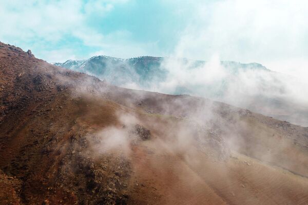 Разрозненные туманы над холмами, возвышающимися над Гиссарской долиной. - Sputnik Таджикистан