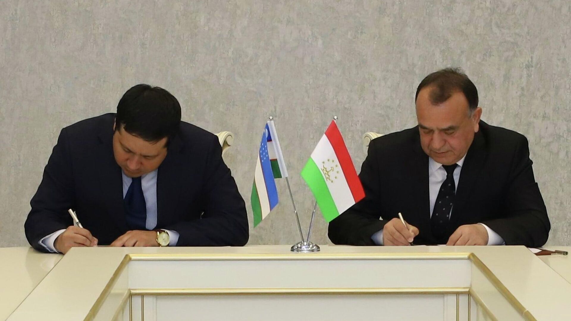 Таджикистан и Узбекистан подписали 4 соглашения о сотрудничестве - Sputnik Тоҷикистон, 1920, 17.02.2022