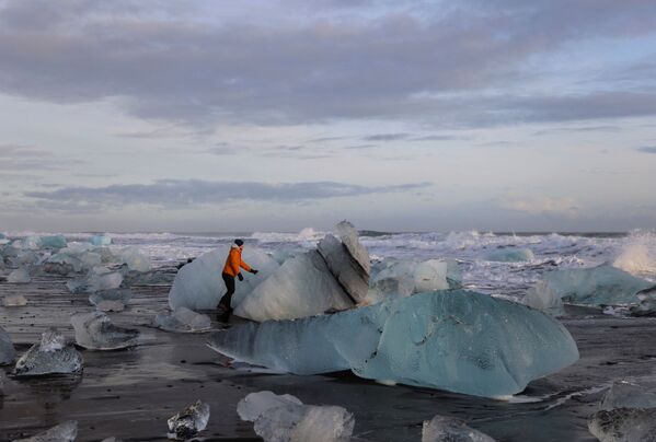 На фоне огромных ледяных изваяний человек кажется крохотным. - Sputnik Таджикистан