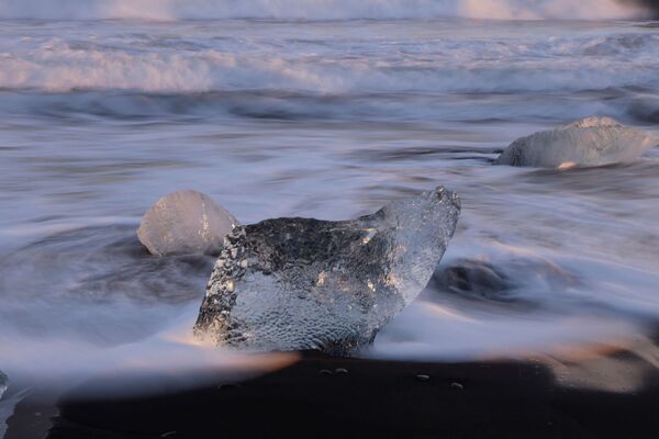 Глыбы льда, отколовшиеся у ледяной лагуны Джокулсарлон, можно наблюдать на пляже  южного побережья Исландии всю зиму. - Sputnik Таджикистан