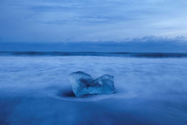 Всплывающие на поверхность воды льдины выглядят как драгоценные алмазы, оправдывая название пляжа - Даймонд. - Sputnik Таджикистан